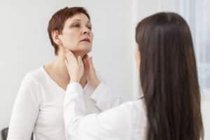 dottoressa esamina tiroide della paziente Agoaspirato tiroideo endocrinologia